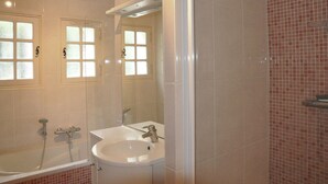 Villa | Bathroom | Combined shower/bathtub - Villa and Heated Pool in Sainte Maxime (Sainte-Maxime)