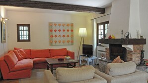 Villa | Living room | Fireplace, DVD player - Villa and Heated Pool in Sainte Maxime (Sainte-Maxime)