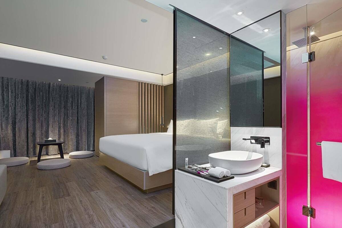 Chambre supérieure, 1 très grand lit | Espace de travail pour ordinateurs portables, accès au Wi-Fi (inclus)