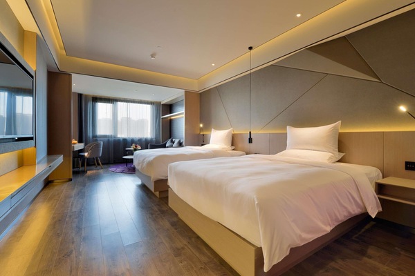 Deluxe Room, 2 Twin Beds | Laptop workspace, WiFi (free), bed sheets