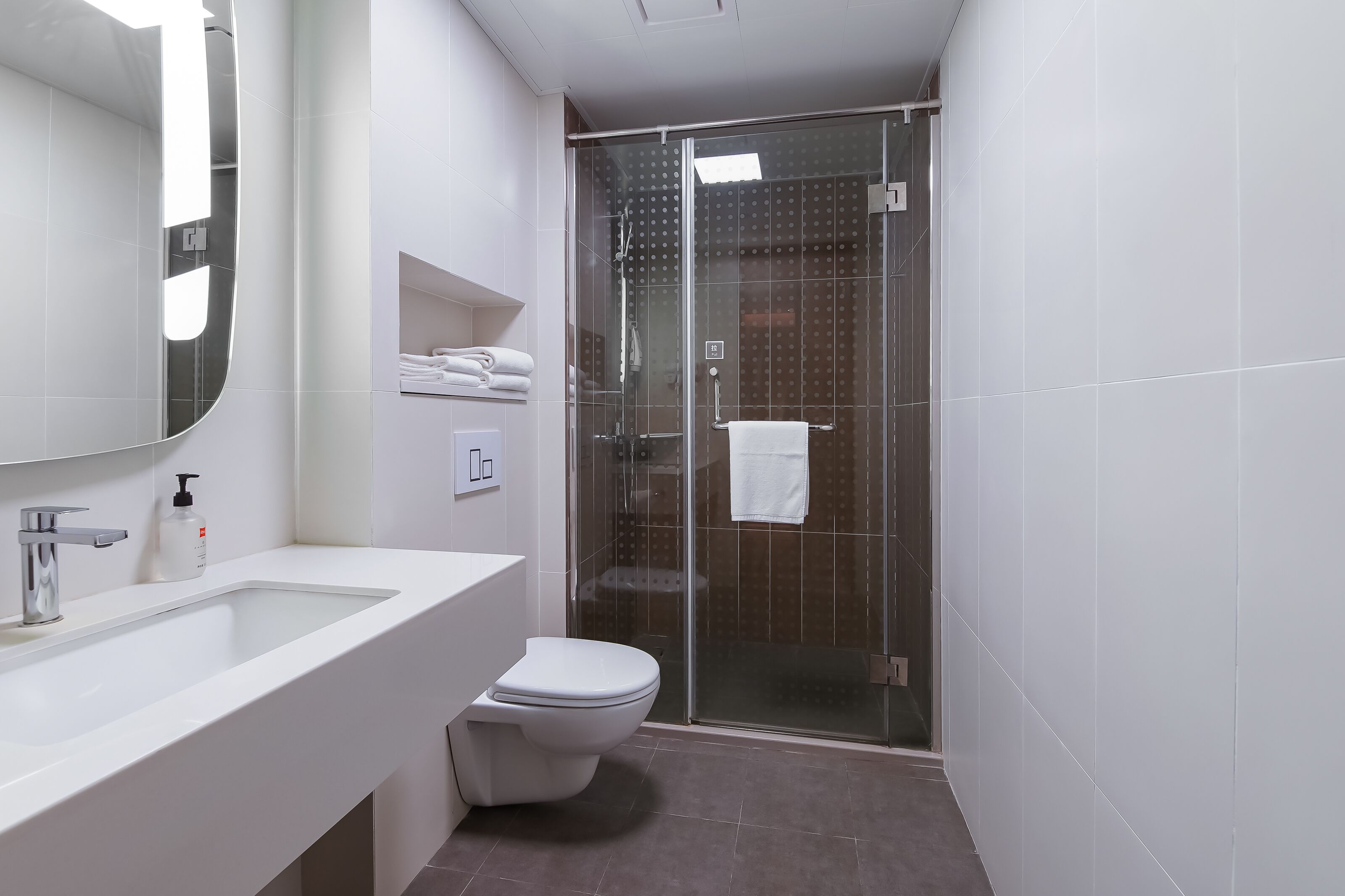 Shower, rainfall showerhead, free toiletries, hair dryer