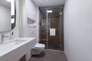 Shower, rainfall showerhead, free toiletries, hair dryer - Ibis Suzhou Sanxiang Road Hotel (Suzhou)