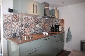 House | Private kitchen | High chair - Holiday Home in Egmond by the Beach (Egmond aan Zee)