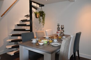 House | Dining - Holiday Home in Egmond by the Beach (Egmond aan Zee)
