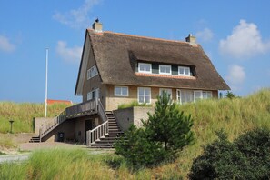 Villa | Exterior - Villa in Midsland Near the Sea (Midsland)