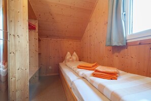 Chalet | 2 kamar tidur dan dilengkapi dengan perabotan berbeda-beda