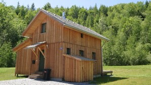 A wooden cabin with a sloped roof, a front porch, and a gravel driveway. - Chalet in Stadl an der Mur / Styria With Terrace (Stadl-Predlitz)