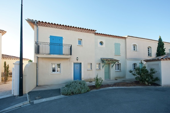 Exterior - Villa With Marina View (Aigues-Mortes)
