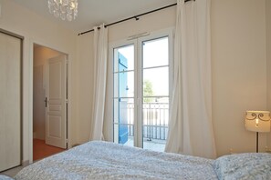 Room - Villa With Marina View (Aigues-Mortes)