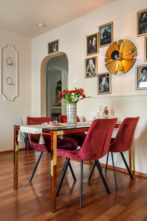 Deluxe Apartment, 2 Bedrooms, Balcony, City View | Dining room