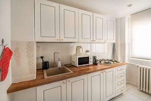 Deluxe-Apartment, 2 Schlafzimmer, Balkon, Stadtblick | Eigene Küche | Esstisch