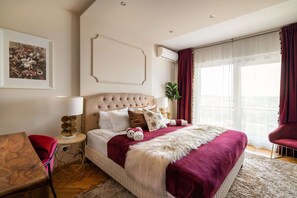 2 bedrooms, premium bedding, memory-foam beds, desk - Gryffindor Tower (Bucharest)