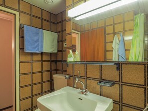 Apartment | Bathroom | Combined shower/tub, towels