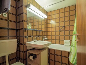 Apartment | Badezimmer | Duschwanne, Handtücher