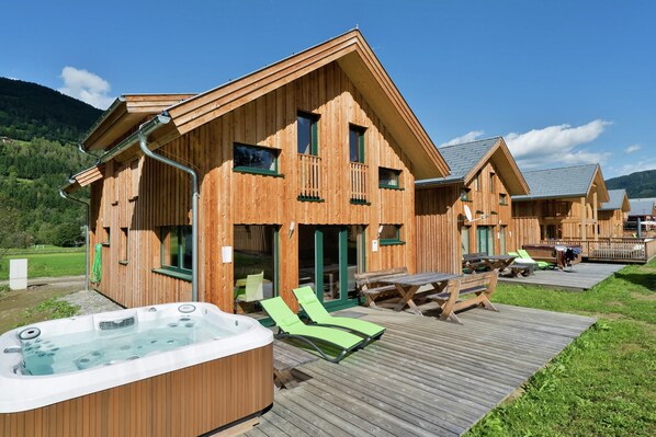 Chalet | Outdoor dining - Pleasant Chalet With Whirlpool (Sankt Georgen am Kreischberg)