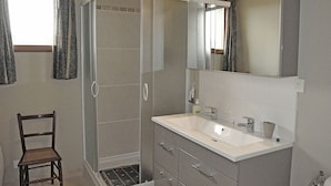Villa | Badkamer | Een bad, handdoeken