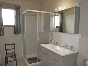 Villa | Salle de bain | Baignoire, serviettes fournies