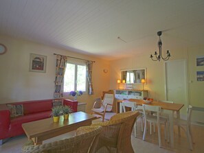 House | Living room | DVD player, MP3 dock - Quiet Holiday Home in Gassin by the Beach (Gassin)