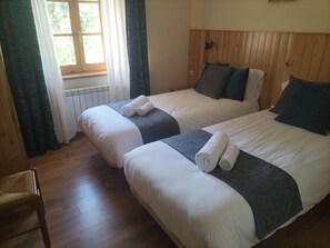 3 habitaciones, tabla de planchar con plancha, cuna de viaje y wifi