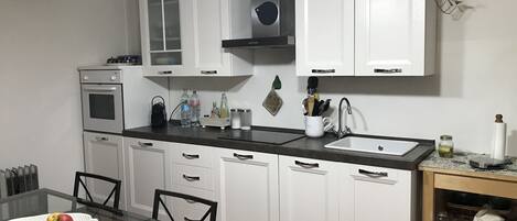 冷蔵庫、オーブン、コンロ、食器洗い機