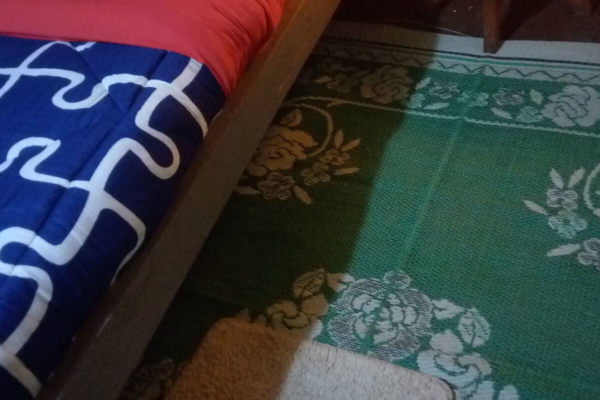 Habitación doble | Cortinas blackout y ropa de cama
