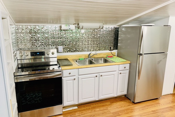 Een koelkast, een microgolfoven, een oven, een kookplaat