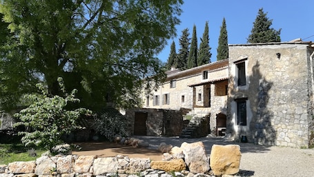 Esterni. Mas Osmeea - MIMOSA Suite. On the 1st floor of a wing of the farmhouse, privacy preserved.