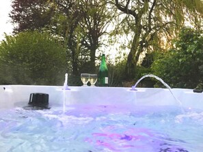 Outdoor spa tub - Your own whirlpool & infrared sauna only 30m to the forest & 750m to the beach (Kellenhusen)