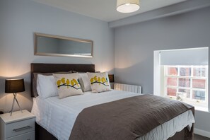 2 عدّة غرف نوم ومكواة/لوح كي وواي فاي مجانًا وملاءات أسرّة