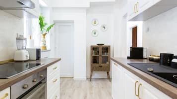 Refrigerador con freezer, microondas, horno, placa de cocina