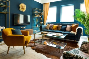 Deluxe Apartment, 3 Bedrooms, Private Bathroom, City View | Living room | 110-cm Smart TV with digital channels, TV, Netflix - Welcome to the Jungle (Bucharest)