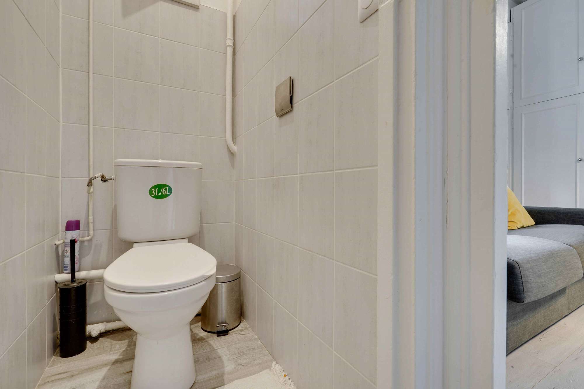 Een bad, een bubbelbad, een haardroger, een bidet