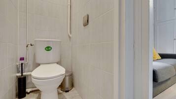 Een bad, een bubbelbad, een haardroger, een bidet