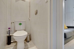 Badekar, boblebadekar, hårtørrer, bidet