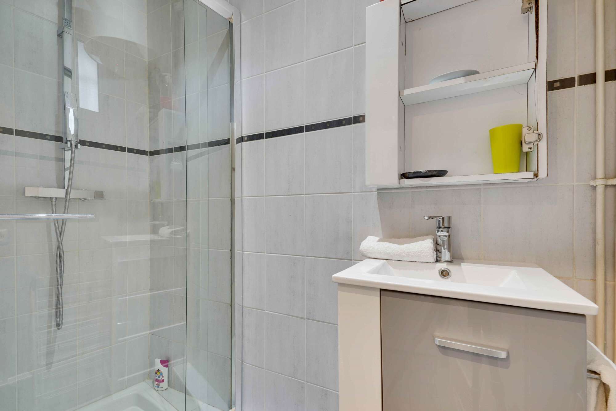 Baignoire, baignoire à jets, articles de toilette gratuits