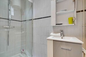 Bathtub, jetted tub, free toiletries, hair dryer - Smart Apart in Paris (Vanves)