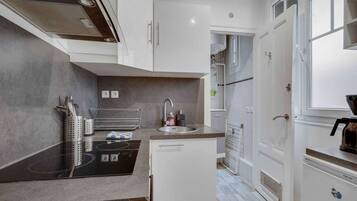 Een koelkast, een magnetron, een oven, een kookplaat