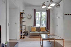 TV - Smart Apart in Paris (Vanves)