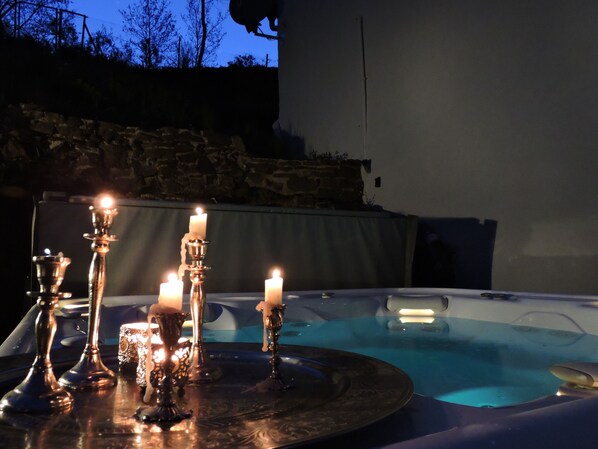 Tina de hidromasaje al aire libre