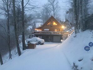 Exterior - Cozy mountain retreat overlooking long-range mountain views.   (Maggie Valley)
