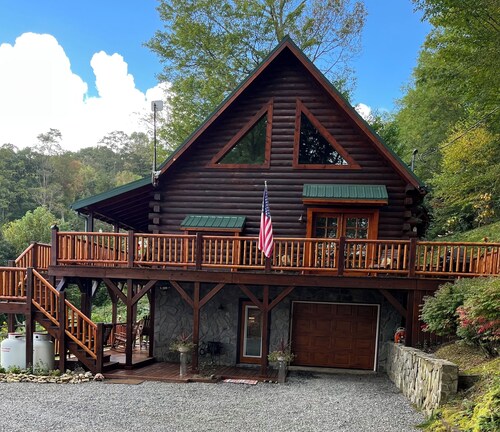 Cozy mountain retreat overlooking long-range mountain views.  