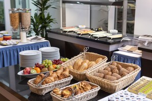Daily buffet breakfast (EUR 17.5 per person) - Hotel Aquino Berlin (Berlin)