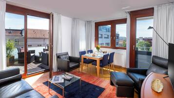 Apartment | Hypo-allergenic bedding, minibar, in-room safe, individually decorated