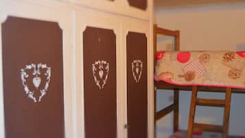 1 soveværelse, strygejern/strygebræt, sengetøj