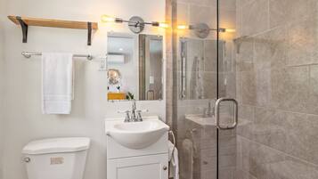 Secador de pelo, toallas