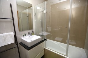 Duschwanne, Haartrockner, Bidet, Handtücher