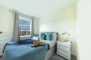 2 عدّة غرف نوم ومكواة/لوح كي وواي فاي وملاءات أسرّة