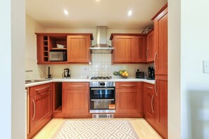 ثلاجة، ميكروويف، فرن، موقد طهي مسطح