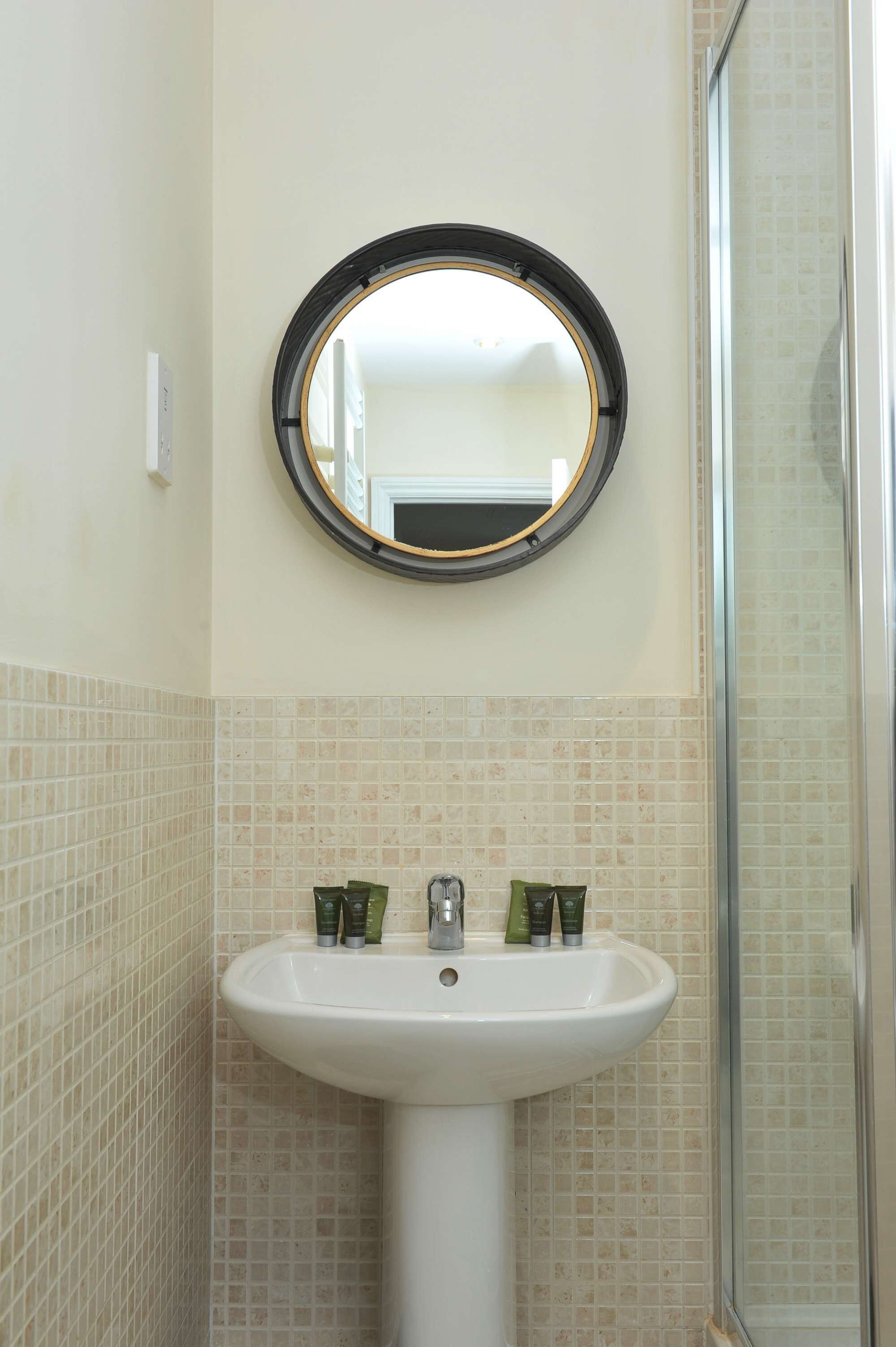 Combined shower/bathtub, hair dryer, towels
