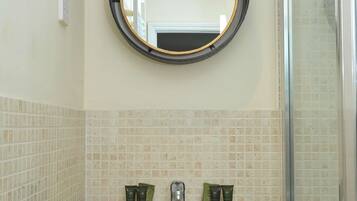 Combined shower/bathtub, hair dryer, towels